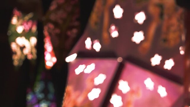 Viele beleuchtete Weihnachtssterne mit filmischer Sch&auml;rfenverlagerung