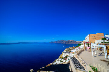 Obraz premium Oia cliffside walkway above the Aegean Sea