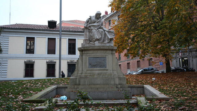 Monumento de la Condesa de Pardo Baz&aacute;n, Madrid, Espa&ntilde;a