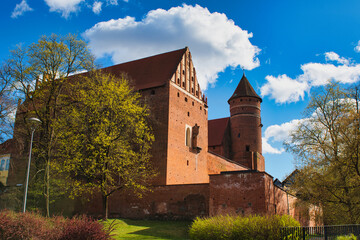 Malowniczy widok wiosną na zamek w Olsztynie © Krzysiek Cegiełka