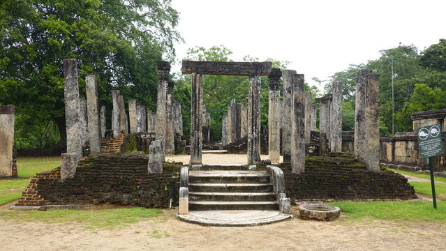 Atadage (Templo del diente), Cuadr&aacute;ngulo sagrado (Dalada Maluva) s.XI-XII, Polonnaruwa (Sri Lanka)