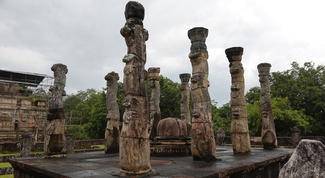 Nissankalata Mandapa, Cuadr&aacute;ngulo sagrado (Dalada Maluva) s.XI-XII, Polonnaruwa (Sri Lanka)