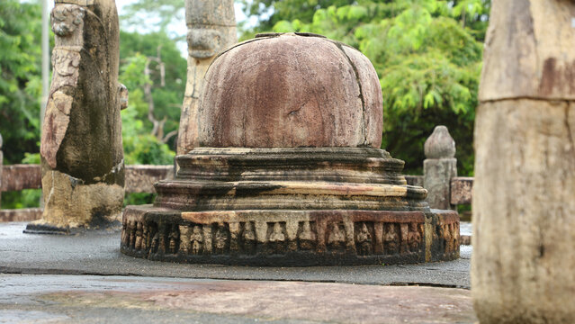 Nissankalata Mandapa, Cuadr&aacute;ngulo sagrado (Dalada Maluva) s.XI-XII, Polonnaruwa (Sri Lanka)