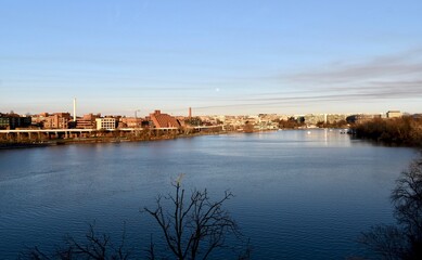 Obraz premium Wide View of the Potomac River and Georgetown Waterfront under a Clear Sky