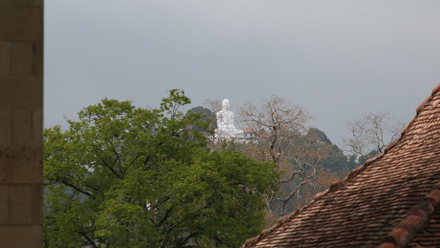 Estatua de Buda Bahiravokanda Vihara a.1972, Kandy (Sri Lanka)