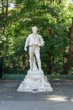 S&atilde;o Paulo, SP, Brazil - April 21st, 2026: Monument to the Bandeirante Anhanguera, a marble sculpture created by the Italian artist Luigi Brizzolara in 1935, located on the sidewalk of Trianon Park.