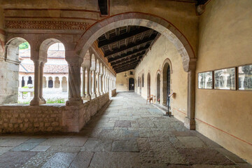 Obraz premium Bogengang in einem Kloster in Italien