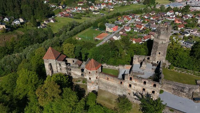 Burgruine Krems, Voitsberg, Steiermark, Mittelalter, Ruine, Burganlage, Bergfried, Mauern, Sehensw&uuml;rdigkeit, Wehrmauern, Toranlage, Renaissanceschloss, Erzherzog Johann, Saurau, Denkmalschutz, 