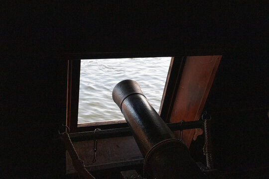 Kanone auf einem alten Schiff