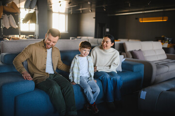Naklejka premium Family choosing new couch in furniture store
