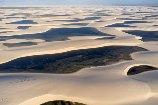 Vista a&eacute;rea dos Len&ccedil;&oacute;is Maranhenses com dunas brancas e lagoas naturais no Maranh&atilde;o