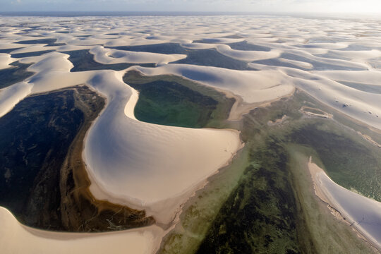 Vista a&eacute;rea dos Len&ccedil;&oacute;is Maranhenses com dunas brancas e lagoas naturais no Maranh&atilde;o