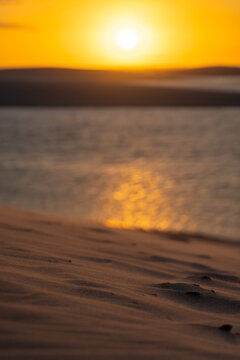 P&ocirc;r do sol nos Len&ccedil;&oacute;is Maranhenses com dunas brancas e lagoas naturais no Maranh&atilde;o