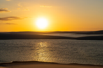 Fototapeta premium Pôr do sol nos Lençóis Maranhenses com dunas brancas e lagoas naturais no Maranhão
