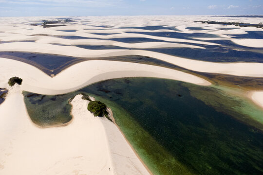 Paisagem dos Len&ccedil;&oacute;is Maranhenses, no Maranh&atilde;o, com lagoas naturais de &aacute;gua cristalina, dunas brancas, c&eacute;u azul e forma&ccedil;&otilde;es de areia em um dos cen&aacute;rios mais conhecidos do nordeste do Brasil.