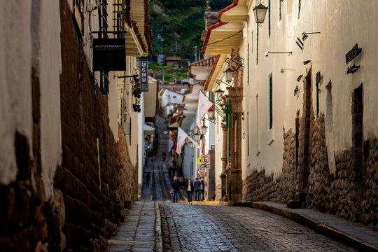 Centro hist&oacute;rico de Cusco, no Peru, com arquitetura colonial, ruas de pedra e constru&ccedil;&otilde;es hist&oacute;ricas que revelam a cultura andina e a heran&ccedil;a inca da antiga capital do Imp&eacute;rio Inca.