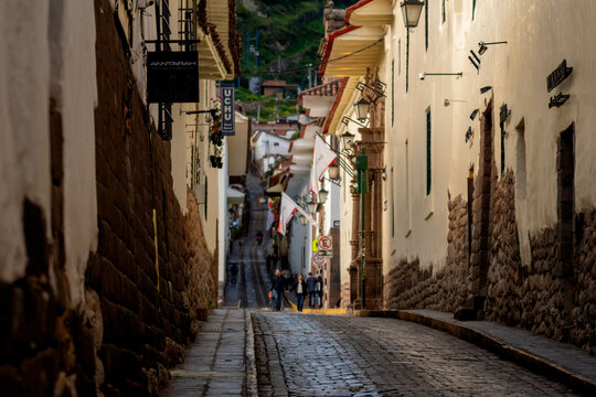 Centro hist&oacute;rico de Cusco, no Peru, com arquitetura colonial, ruas de pedra e constru&ccedil;&otilde;es hist&oacute;ricas que revelam a cultura andina e a heran&ccedil;a inca da antiga capital do Imp&eacute;rio Inca.