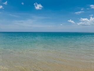 Obraz premium Calm turquoise sea Under cloudy sky