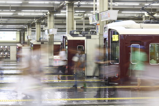 多くの通勤客や乗客が行き交う都会の巨大な鉄道駅の構内