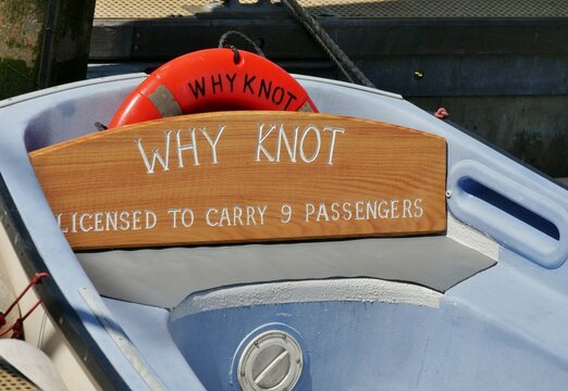 Boote "Why knot" mit Rettungsring
