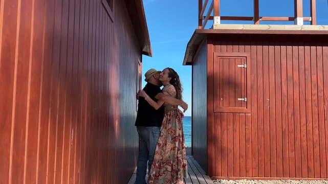 Pareja madura reencontr&aacute;ndose en casetas de playa