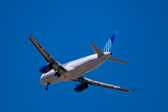 Sunport International Airport 5-21-2026 Albuquerque, NM USAUnited Airlines Airbus A320 N462UA on final for runway 26 at Albuquerque Sunport international airport.