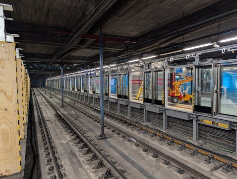 25 May 2026. Madrid, Spain. Installation works of platform screen doors at Principe Pio station on line 6 of the Madrid Metro, with specialized lifting machinery on the platform during renovation work