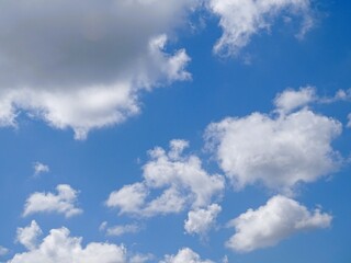 Obraz premium Beautiful cumulus clouds in a clear blue sky
