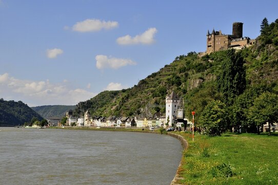 Panorama of St. Goarshausen on the Rhine with Burg Katz castle, UNESCO World Heritage Site Oberes Mittelrheintal valley, Rhineland-Palatinate, Germany, Europe