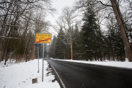 Place name sign at the end of Elend direction Schierke, dreary winter weather, empty country road, district Elend, Oberharz am Brocken, district Harz, Saxony-Anhalt, Germany
