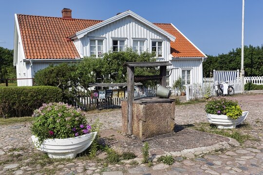 Old fountain on the market square, idyllic village Pataholm in summer, M&ouml;nster&aring;s, Kalmarsund, Sm&aring;land, Sweden