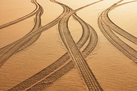 Tyre tracks in the sand in the Rub al Khali desert, Dhofar province, Arabian Peninsula, Sultanate of Oman