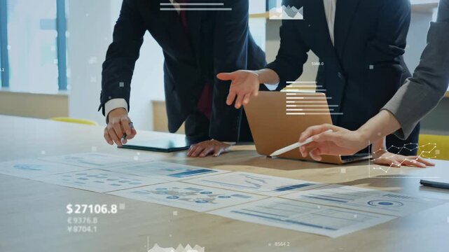 会議する男女ビジネスパーソンのグループと金融テクノロジーのコンセプト