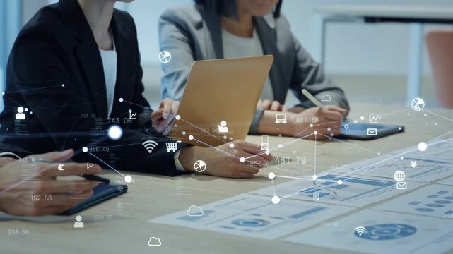 会議する男女ビジネスパーソンのグループとデジタルネットワークのコンセプト