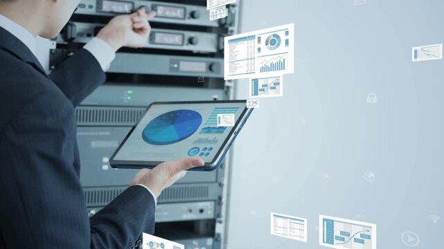 サーバを点検する男性エンジニアとデジタルデータのコンセプト