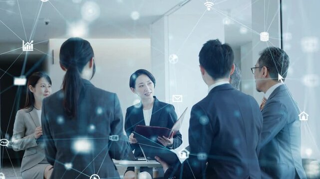 オフィスで会話する男女ビジネスパーソンのグループとデジタルネットワークのコンセプト