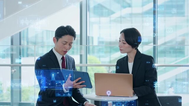 オフィスで会議する男女ビジネスパーソンのグループとデジタルテクノロジーのコンセプト