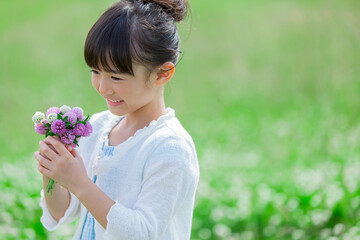 Obraz premium 花束を持った女の子