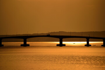 赤く包まれる能登島大橋 © kazetomichi