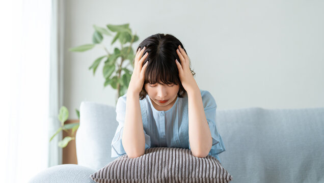 頭を抱えて悩む女性, Worried Woman Holding Her Head