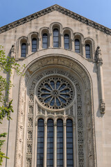 Obraz premium Facade of the Temple Emanu-El in New York City with rose window and gothic arches