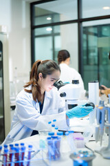 Naklejka premium Medical team having a meeting with doctors. Young scientists conducting research investigations in a medical laboratory