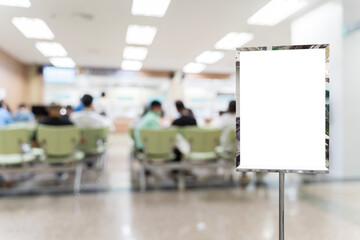Obraz premium Blank Hospital Sign Board in Waiting Room for Healthcare Mockup