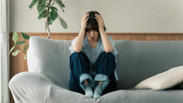 頭を抱えて悩む女性, Worried Woman Holding Her Head