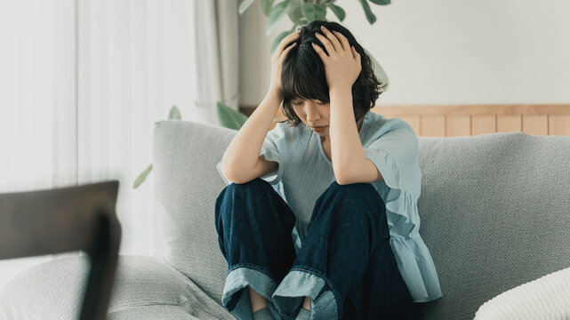 頭を抱えて悩む女性, Worried Woman Holding Her Head