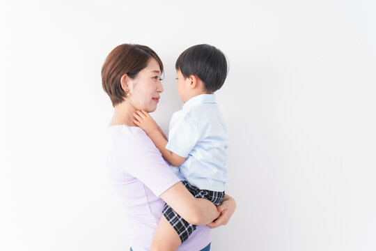子どもを抱っこするお母さん