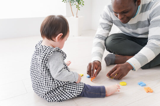 英会話教室でネイティブ講師と勉強をする幼児