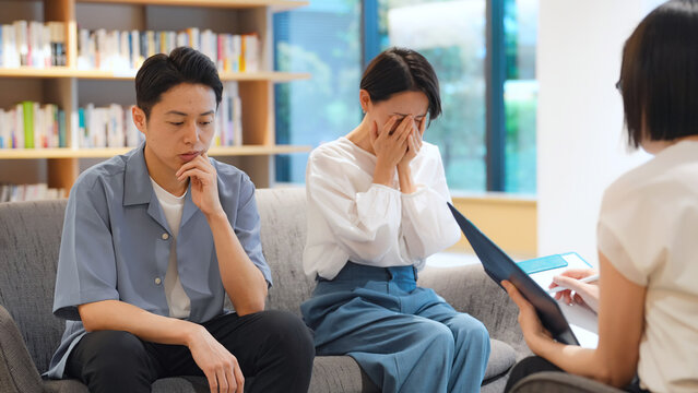 カウンセリングを受けるカップル