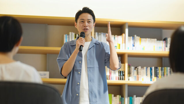 スピーチする男性と観衆