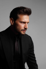 Obraz premium profile portait of handsome businessman